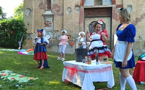 “Alice 2.0. Lo specchio delle meraviglie”: 2.500 spettatori per lo spettacolo lungo il Naviglio