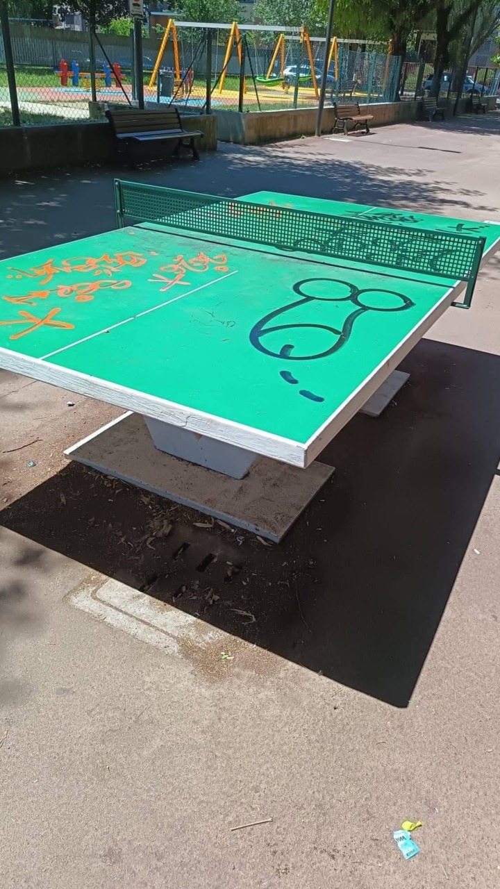 Atti vandalici al parco Allende: danneggiati i tavoli da ping pong