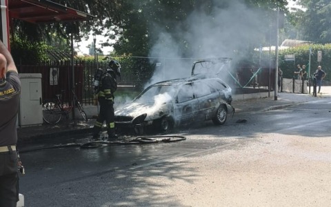 Auto avvolta dalle fiamme a Cassina de’ Pecchi, intervento di Vigili del fuoco e Polizia Locale