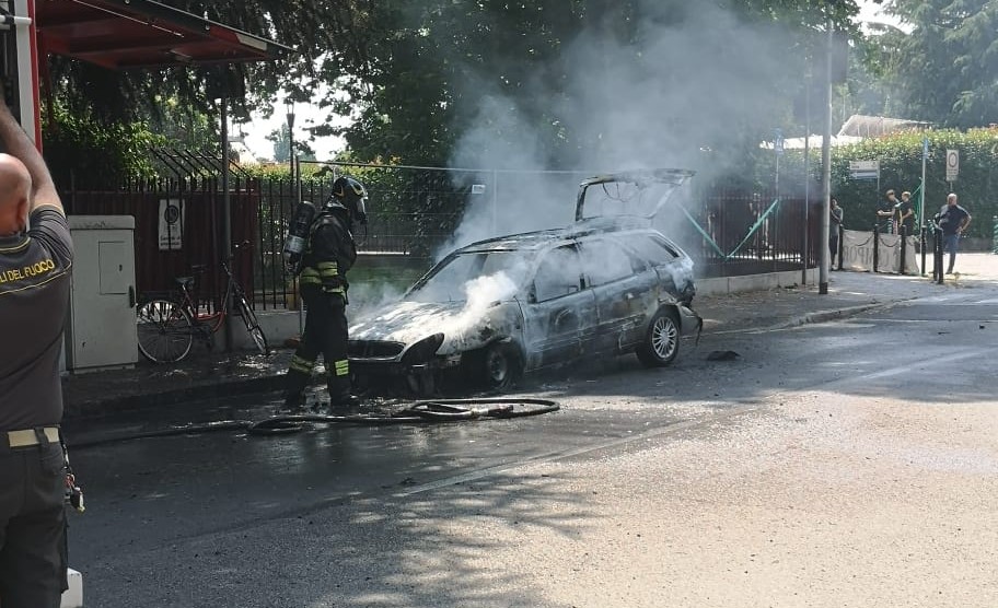 Auto avvolta dalle fiamme a Cassina de’ Pecchi, intervento di Vigili del fuoco e Polizia Locale