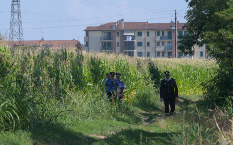 Auto rubata trovata in un canale: rinvenuto il corpo di un uomo