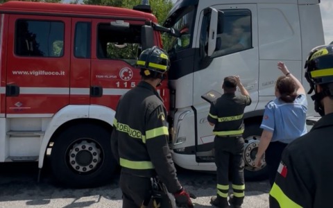 Autotrasportatore barricato con coltello: tensione a Brugherio