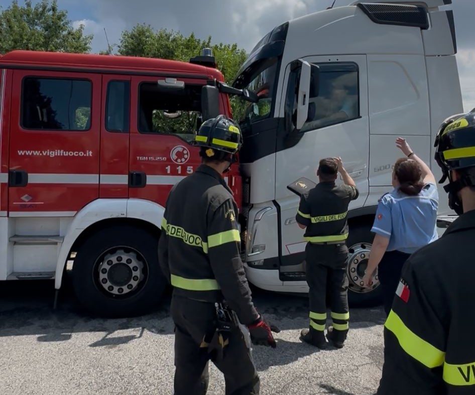 Autotrasportatore barricato con coltello: tensione a Brugherio