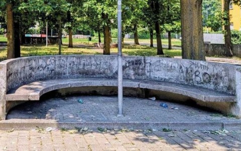 Brugherio: addio panchine in muratura, nuovi alberi al loro posto