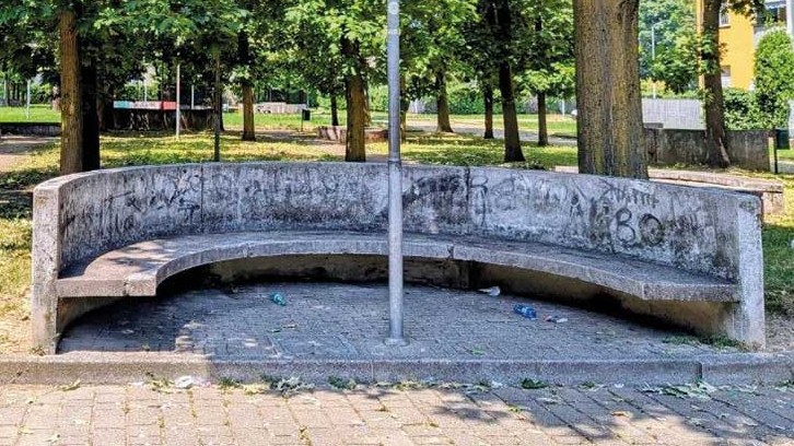 Brugherio: addio panchine in muratura, nuovi alberi al loro posto