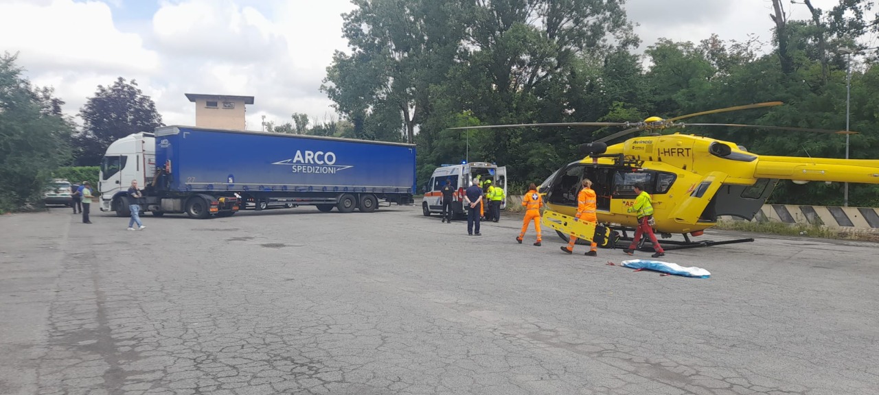Caleppio di Settala: anziana investita da autoarticolato in manovra