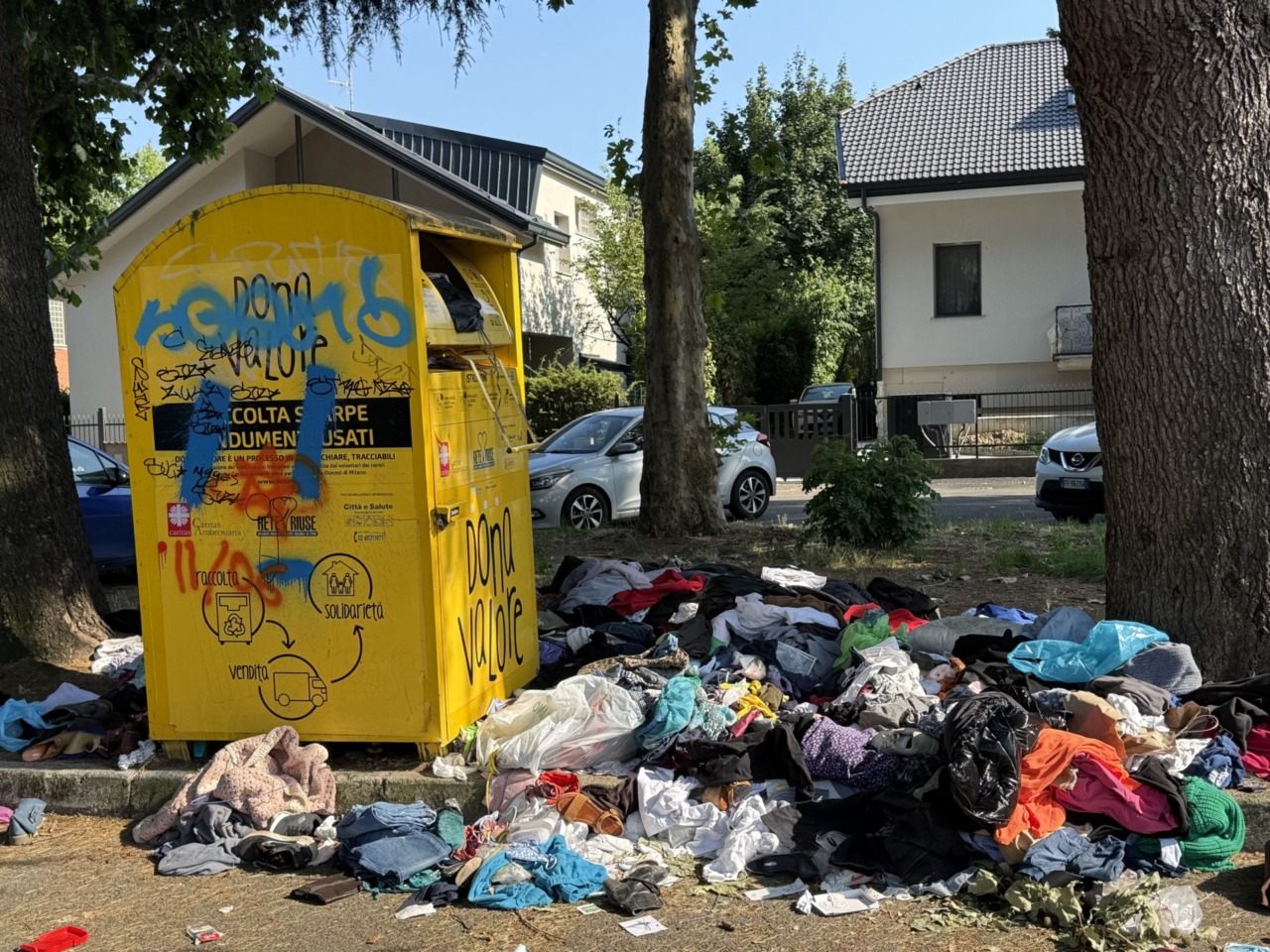 Cassonetto per indumenti usati abbandonato a Cernusco: un problema di degrado