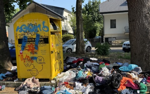 Cassonetto per indumenti usati abbandonato a Cernusco: un problema di degrado