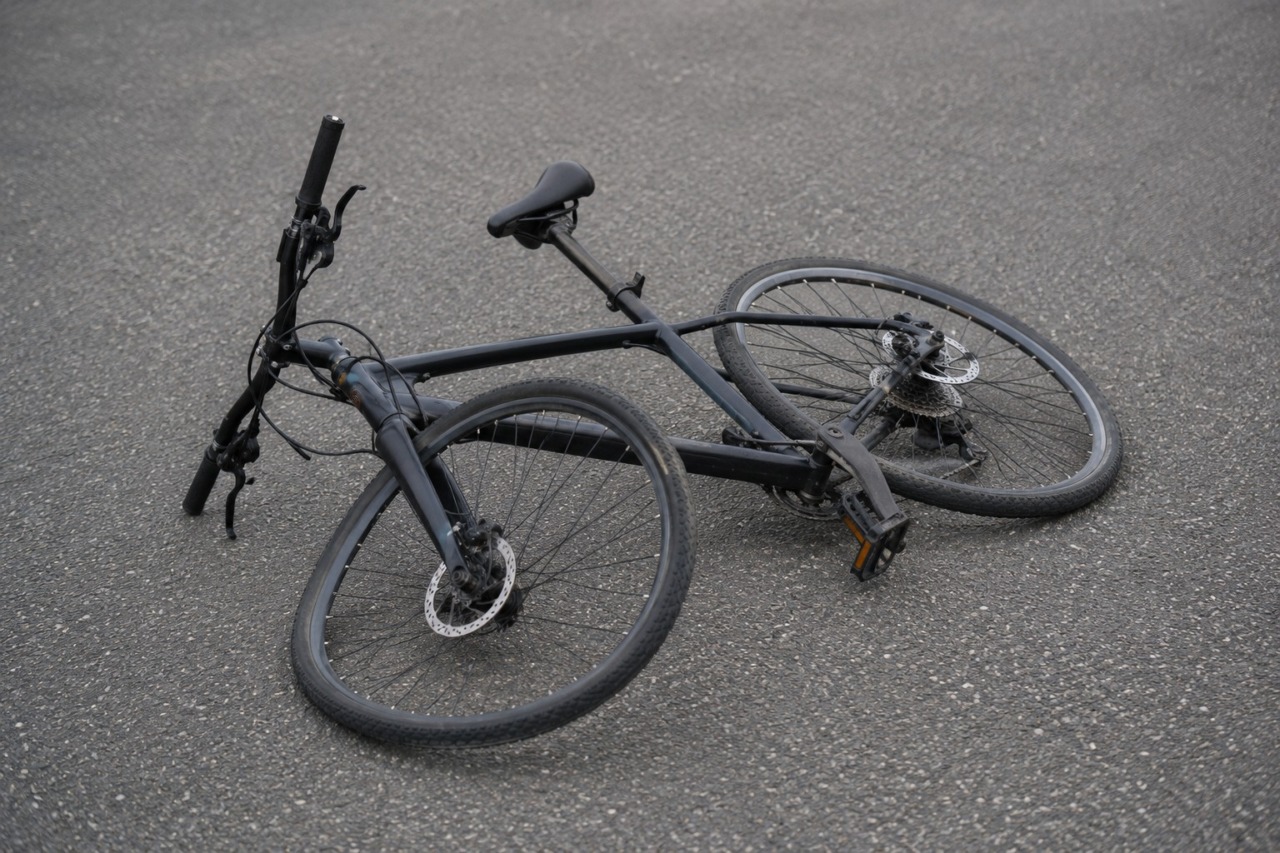 Ciclista inganna un automobilista simulando un incidente a Pioltello