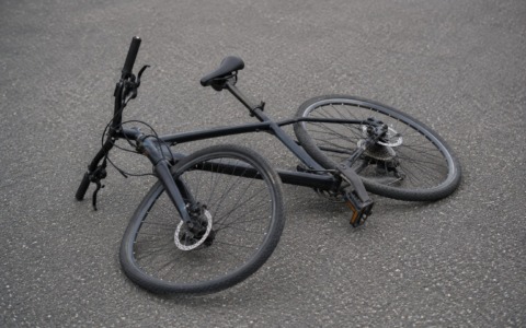 Ciclista inganna un automobilista simulando un incidente a Pioltello
