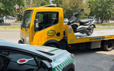 Controlli: scooter sequestrato e senza assicurazione, multe per 2mila euro