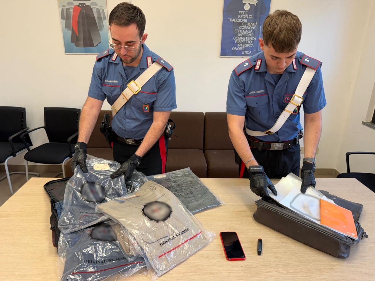 Due giovani arrestati per furti nel parcheggio di un supermercato