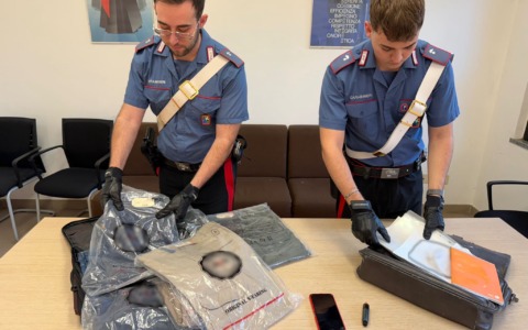Due giovani arrestati per furti nel parcheggio di un supermercato