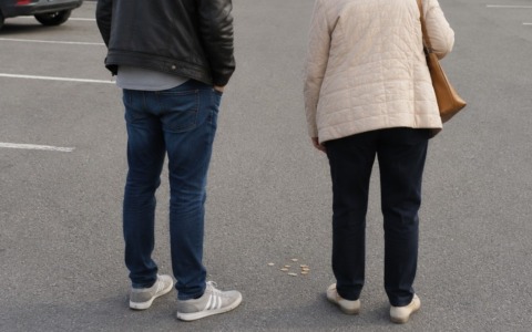 Due ladri derubano una 60enne al centro commerciale: indagati dopo furto e spese con il bancomat