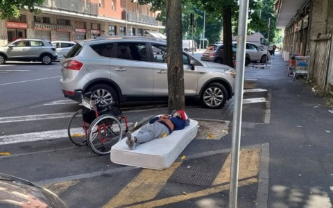 Due uomini trovati a dormire su materassi in strada a Pioltello