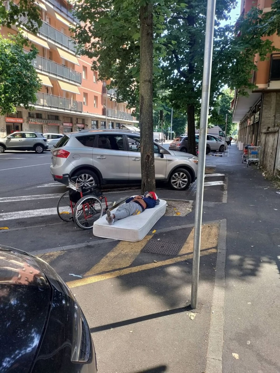 Due uomini trovati a dormire su materassi in strada a Pioltello