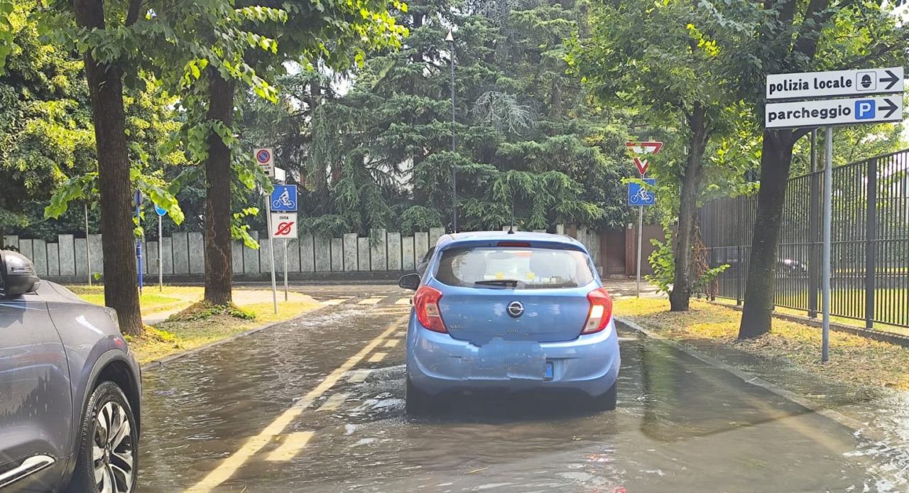Fango e acqua in strada: due vie allagate a Segrate