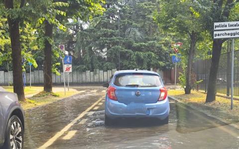 Fango e acqua in strada: due vie allagate a Segrate