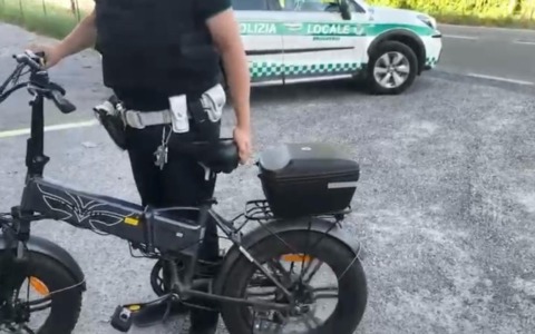 Fermato un ciclista: bici modificata diventa un motorino, multe salate