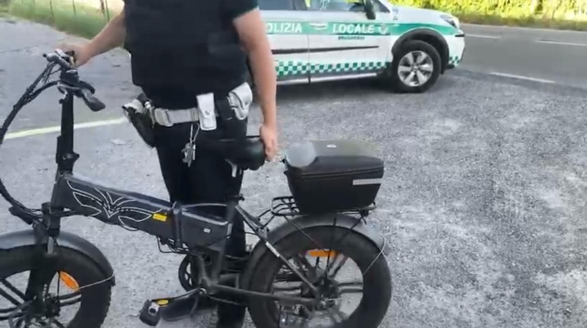 Fermato un ciclista: bici modificata diventa un motorino, multe salate