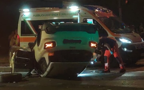 Giovane si ribalta con l’auto: estratto dalle lamiere e portato al San Raffaele