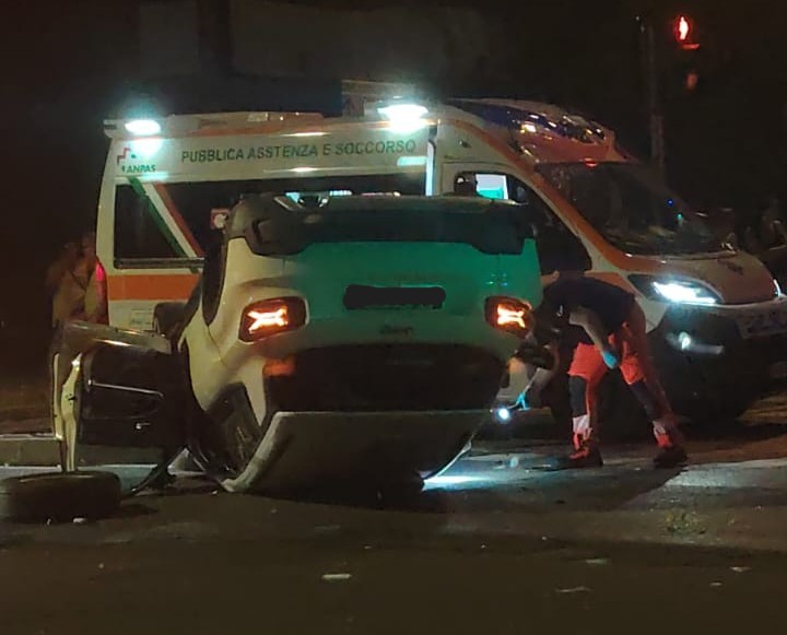 Giovane si ribalta con l’auto: estratto dalle lamiere e portato al San Raffaele