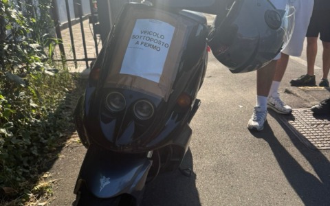 Giovane sorpreso a impennare con il motorino: scatta il fermo di tre mesi