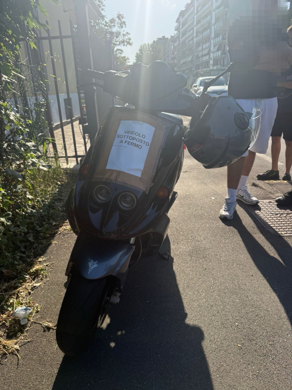 Giovane sorpreso a impennare con il motorino: scatta il fermo di tre mesi