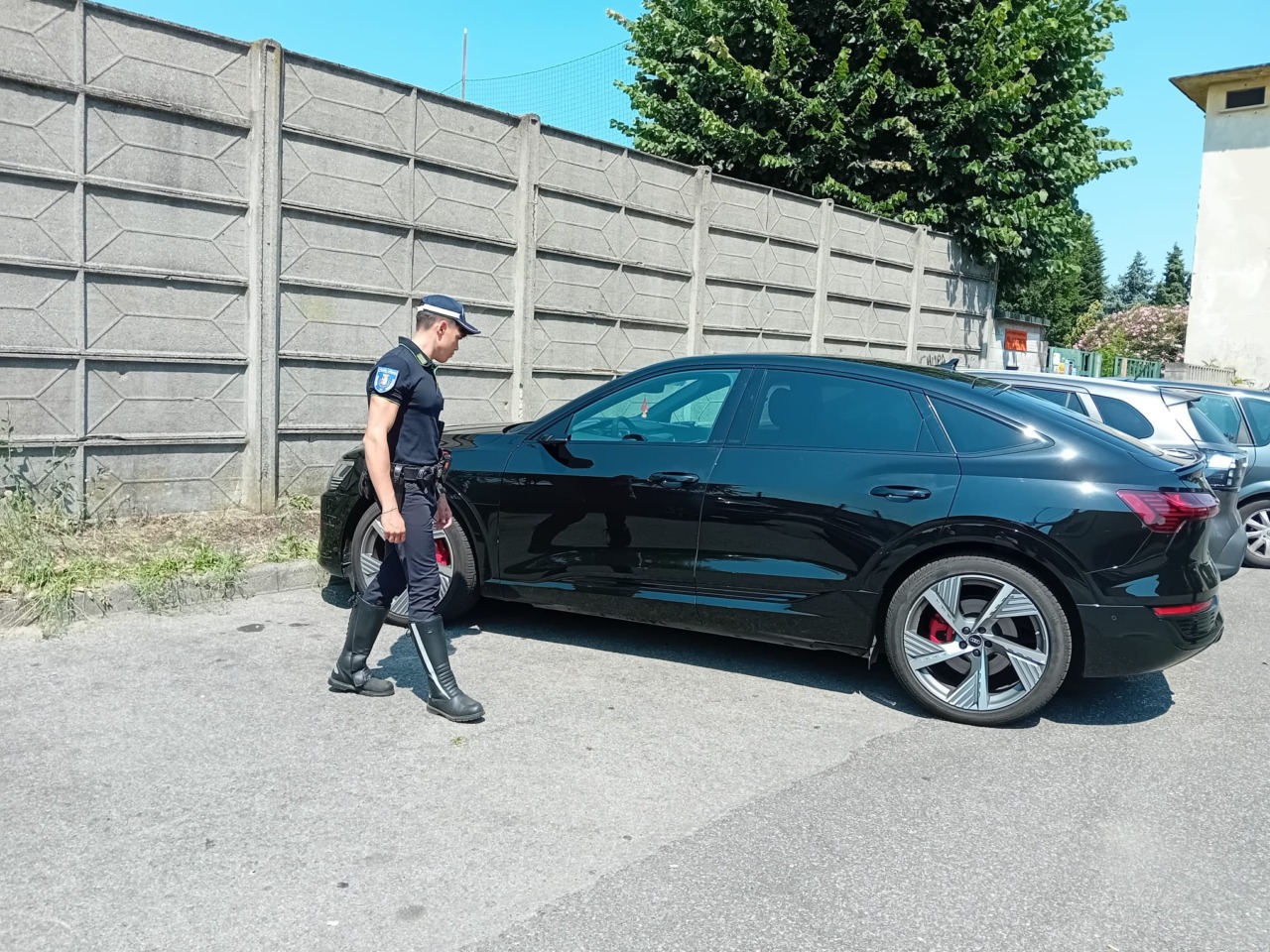 Incidente mortale: agente di Polizia Locale perde la vita durante un inseguimento a Milano