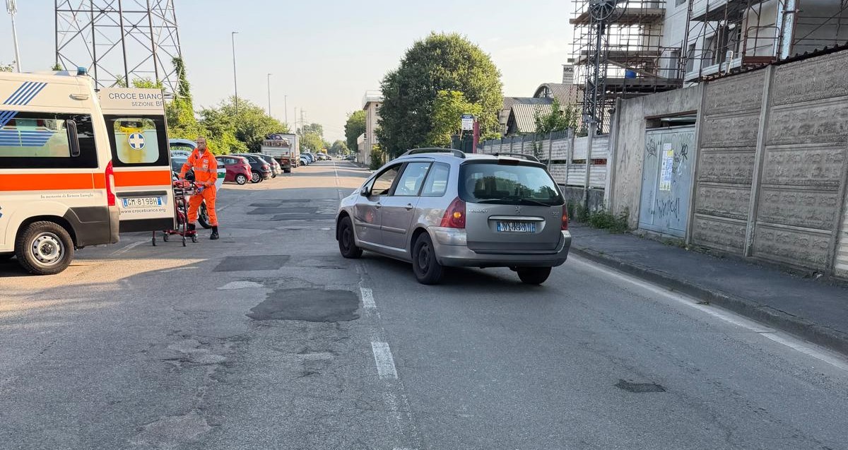 Incidente tra auto e moto a Cologno Monzese: feriti nonno e nipote