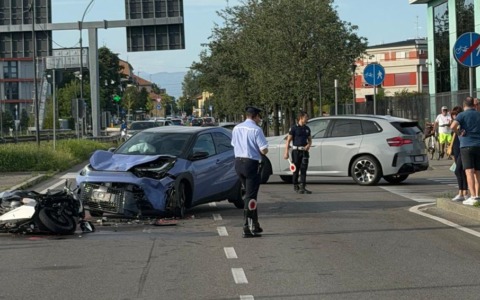 Incidente tra auto e moto a Cologno Monzese: un 35enne in gravi condizioni