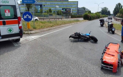 Incidente tra taxi e motociclo prima di un esame di patente