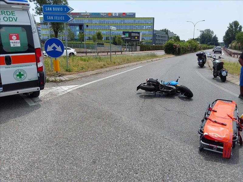 Incidente tra taxi e motociclo prima di un esame di patente