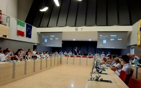Inizia il nuovo Consiglio: confermati progetti e primi contrasti