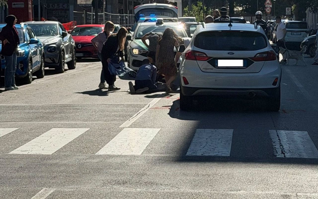 Investita una donna davanti alla chiesa: chiusa la strada per un’ora