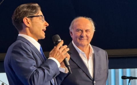 Mediaset celebra Berlusconi tre anni dopo la sua scomparsa. Pier Silvio: “Un miracolo se sono qui”