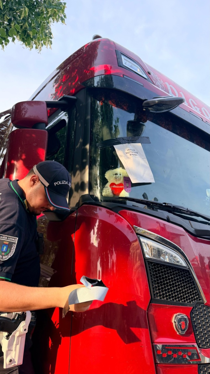 Multato un tir con targa estera per eccesso di velocità a Brugherio