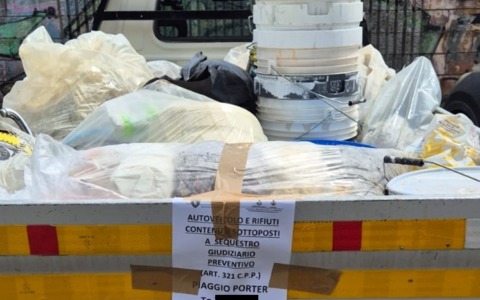 Scarico illecito di rifiuti nella zona industriale: due denunciati