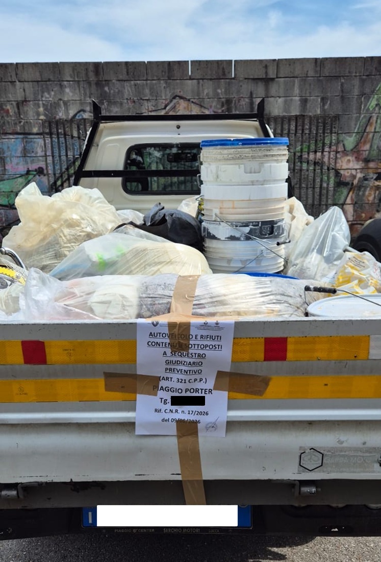 Scarico illecito di rifiuti nella zona industriale: due denunciati