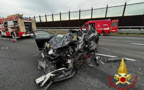 Scontro mortale in A4: grave un automobilista estratto dalle lamiere