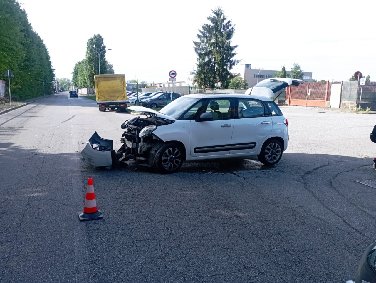 Scontro tra autovettura e autocarro in via Togliatti a Melzo