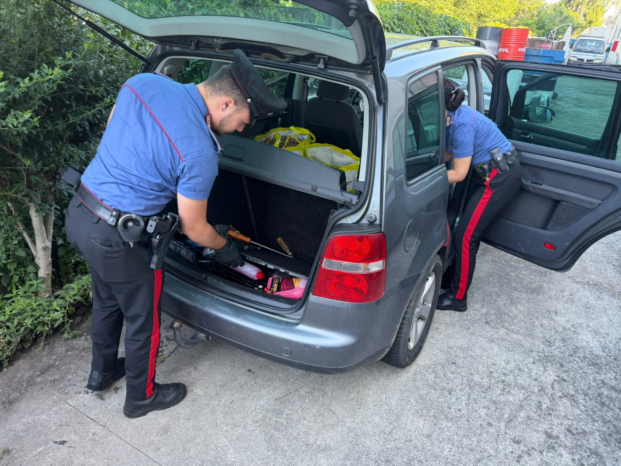 Scoperti due quintali di metalli rubati in un’auto: tre uomini in manette