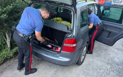 Scoperti due quintali di metalli rubati in un’auto: tre uomini in manette