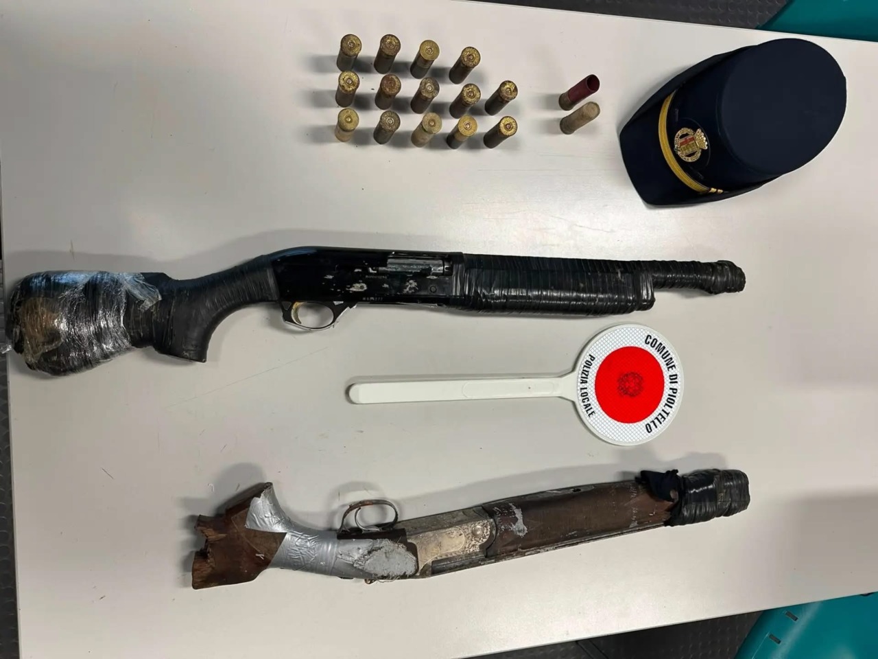 Scoperti spacciatori a Rodano: armi abbandonate durante la fuga
