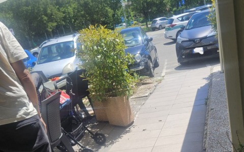 Un’auto in retromarcia rischia di travolgere i clienti di un bar