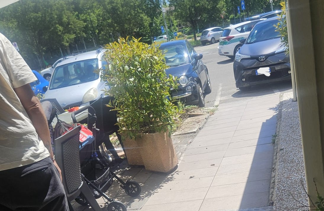Un’auto in retromarcia rischia di travolgere i clienti di un bar