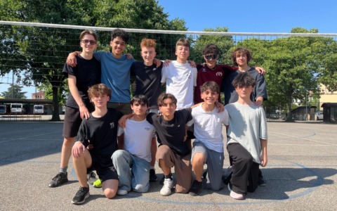 Un gruppo di giovani pallavolisti trova due allenatori per la loro squadra