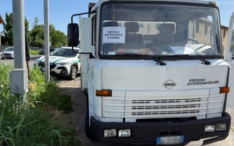 Un neopatentato di 18 anni alla guida di un camion sottoposto a fermo fiscale