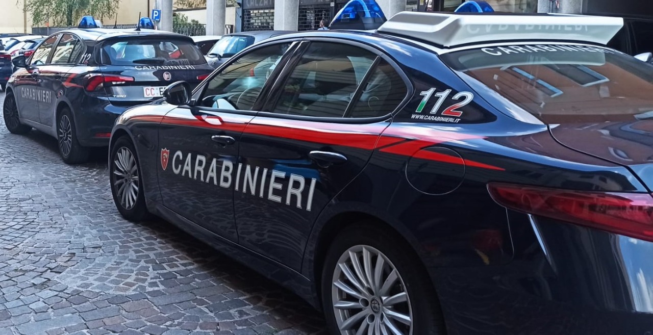 Un uomo tenta di rubare una pistola finta e minaccia il negoziante con un coltello vero