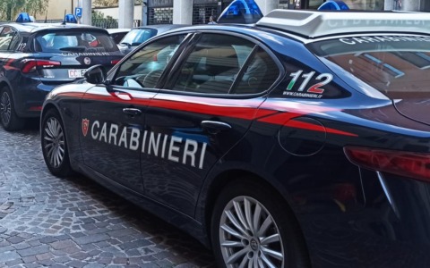 Un uomo tenta di rubare una pistola finta e minaccia il negoziante con un coltello vero